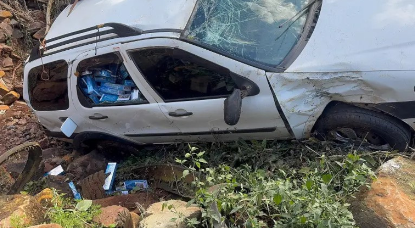 Cigarreiros fogem de abordagem policial e durante perseguição carro sai na pista na BR-280