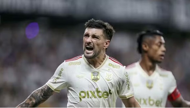 Flamengo abre o placar, vê Ceará empatar e continua como líder do Brasileirão
