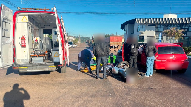Motociclista quase vai parar dentro de carro em colisão no centro