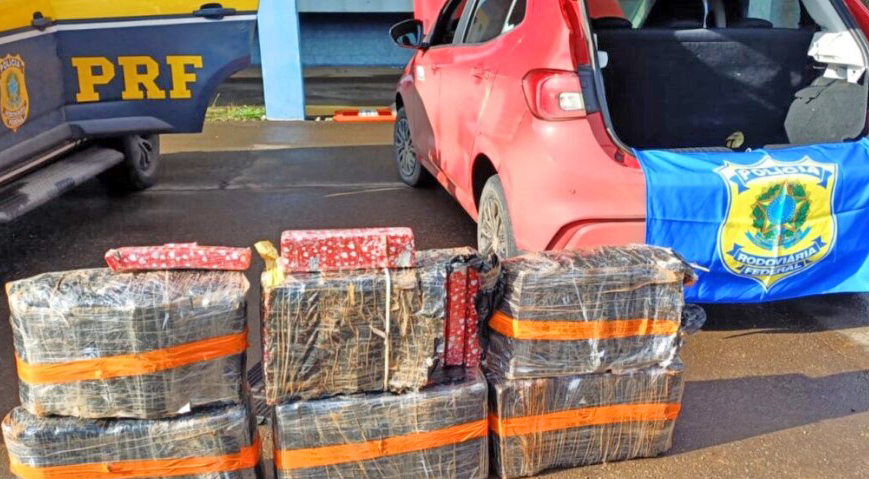 PRF apreende quase 100 quilos de maconha em carro e prende motorista no Oeste Catarinense