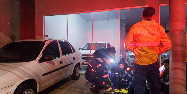 Criança e homem ficam feridos em atropelamento no centro