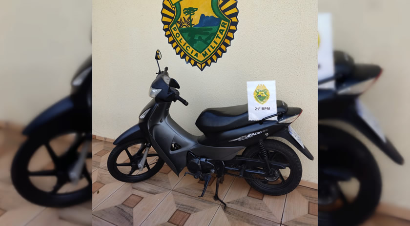 Motociclista fura bloqueio policial, mas acaba preso com moto clonada