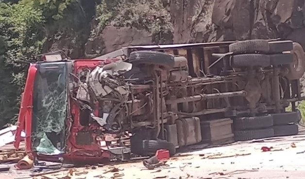 Colisão entre caminhão, carreta e carro interdita BR-163