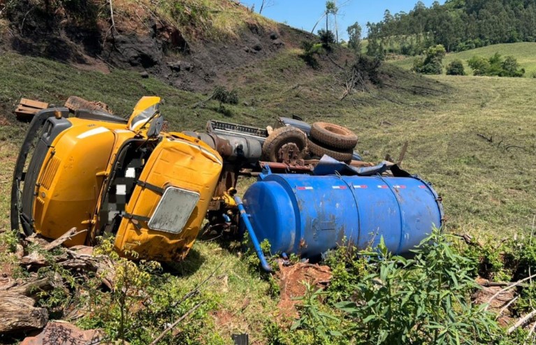 Caminhão capota no Oeste de SC e motorista fica ferido