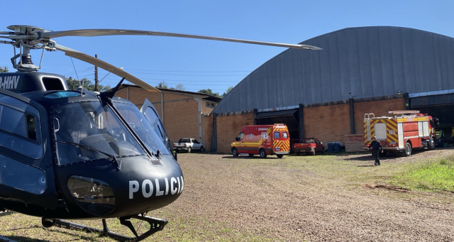 Helicóptero resgata homem ferido em acidente de trabalho