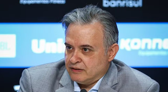 Grêmio anuncia saída de vice de futebol; veja quem assume