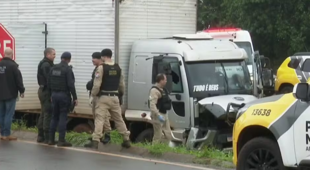 Perseguição a caminhão com maconha termina com dois baleados e cachorro morto