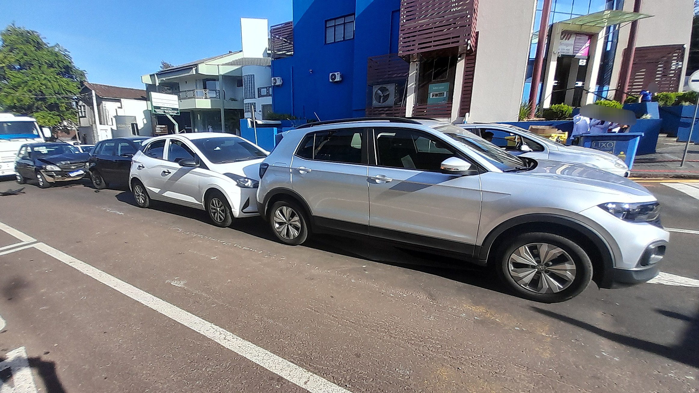 Corpo de Bombeiros atende ocorrência de engavetamento na Romeu Lauro Werlang
