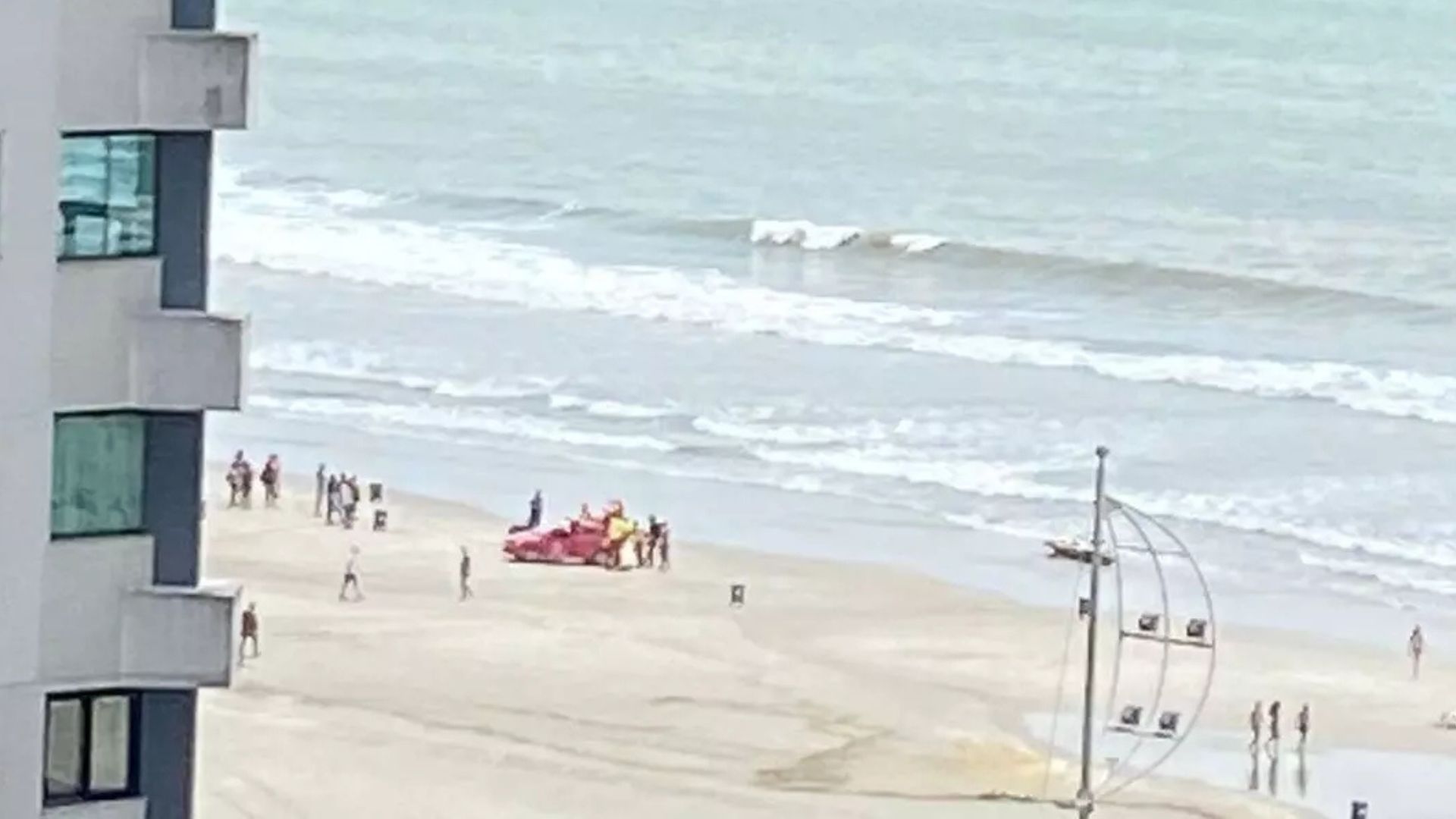 Amigos são atropelados por lancha em praia central; um morre e outro perde perna