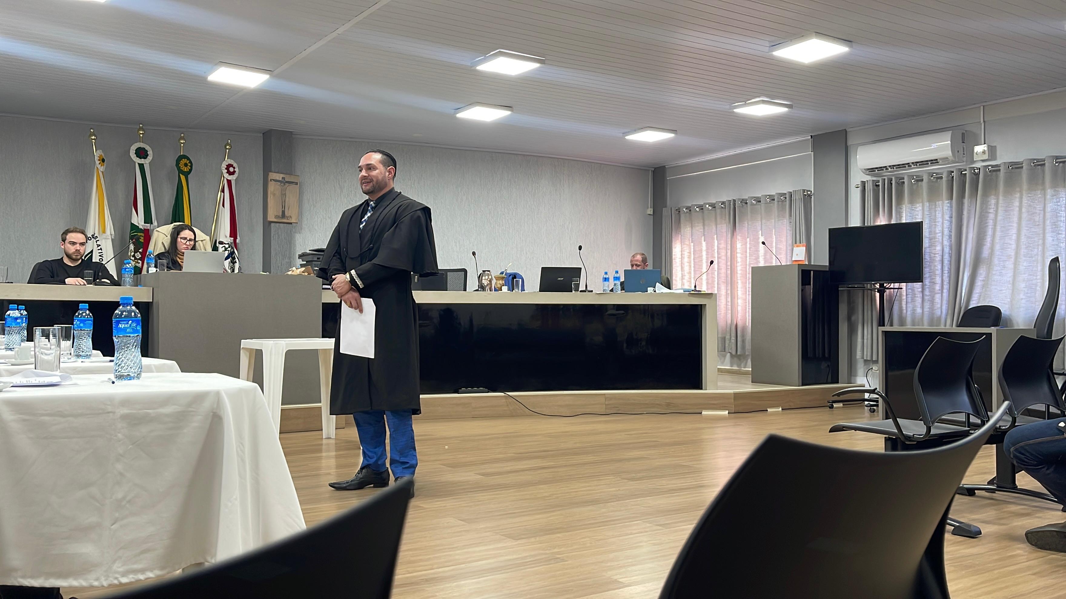 Pela segunda vez, acusado de feminicídio triplamente qualificado tentado é absolvido pelo Tribunal do Júri