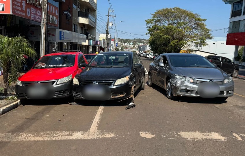 Acidente envolvendo três veículos é registrado no Centro