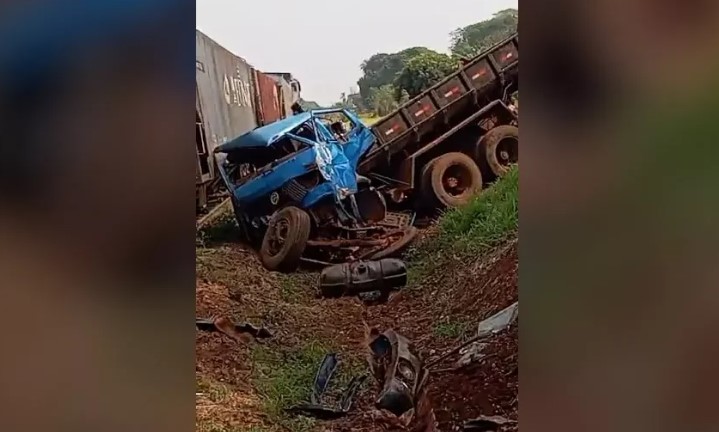 Motorista sobrevive após trem atingir cabine de caminhão
