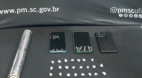 Homem é preso e adolescente apreendida por tráfico de drogas