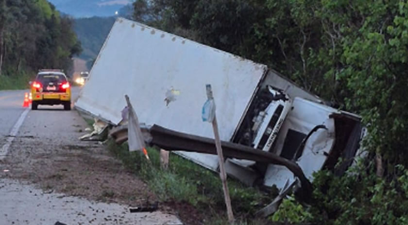 Caminhão frigorífico tomba na PRC-280 e deixa uma pessoa morta