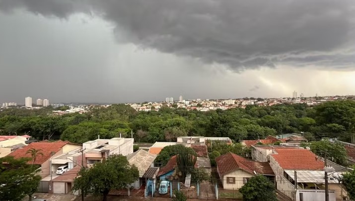 Paraná tem alertas de tempestades com ventos de até 100 km/h em 210 cidades