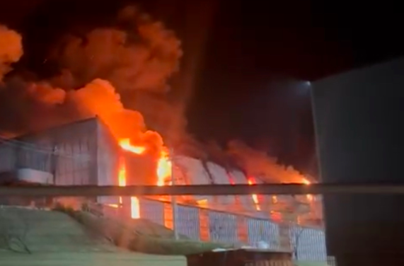 Incêndio de grandes proporções atinge empresa na BR-282