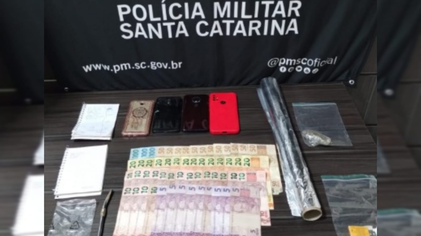 Mulher com filho no colo e dois homens são presos por tráfico de drogas no Oeste de SC