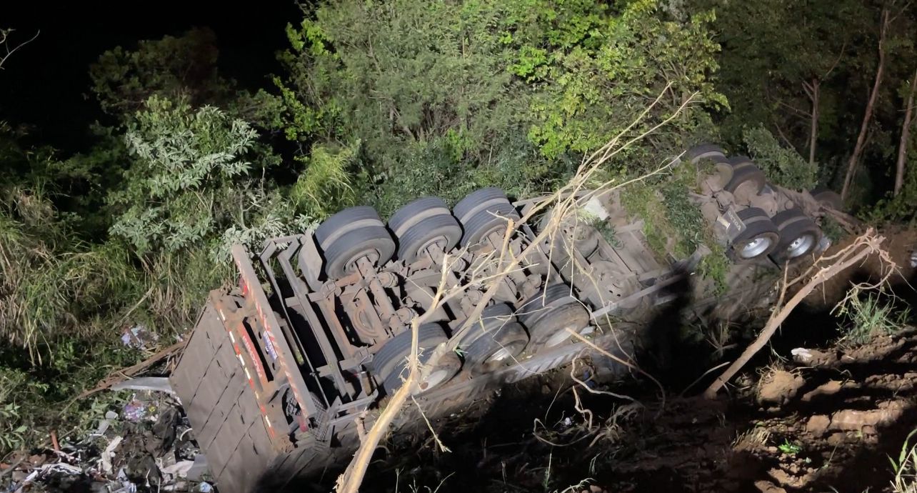 Carreta carregada de sucata sai da pista e tomba na serra da Maria preta