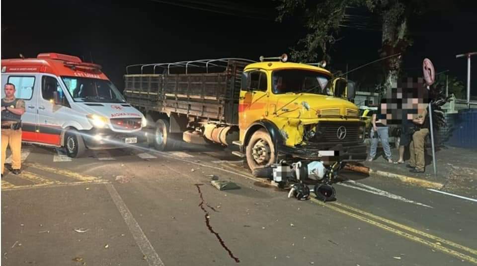 Motociclista sofre ferimentos graves após colidir em caminhão