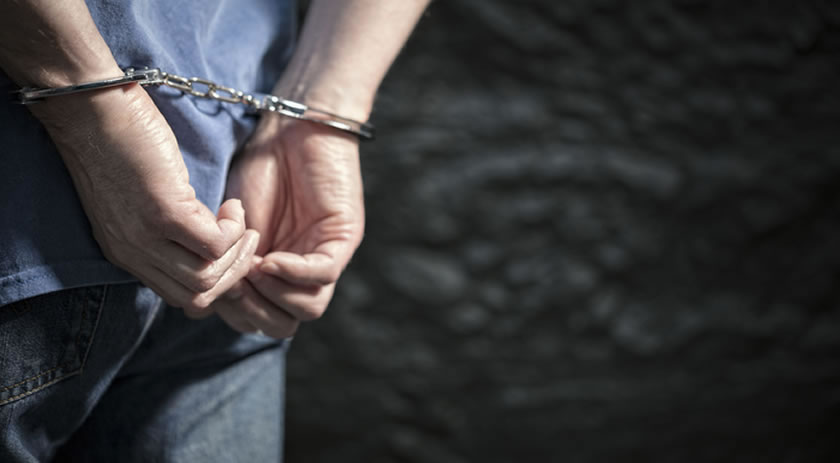 Homem é preso por importunar sexualmente a irmã