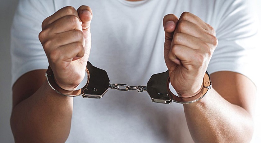 Professor é preso por maus-tratos após puxar cabelo e orelha de alunas de 9 anos em escola
