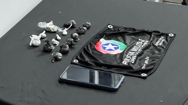 PM prende traficante e apreende drogas