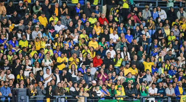 Torcedor vende carro e aceita risco de desemprego para ver Copa