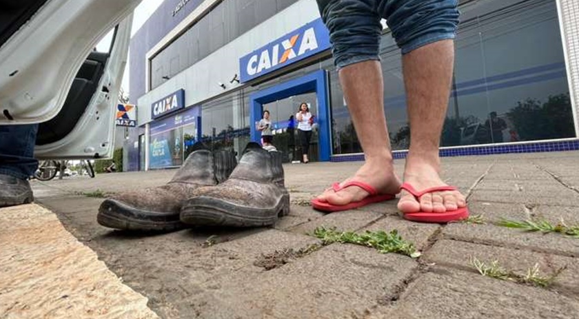 Cliente é impedido de entrar em agência da Caixa por estar calçando botina de trabalho