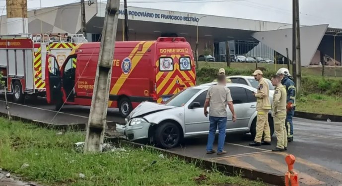 Automóvel colide contra poste e deixa bairro sem energia
