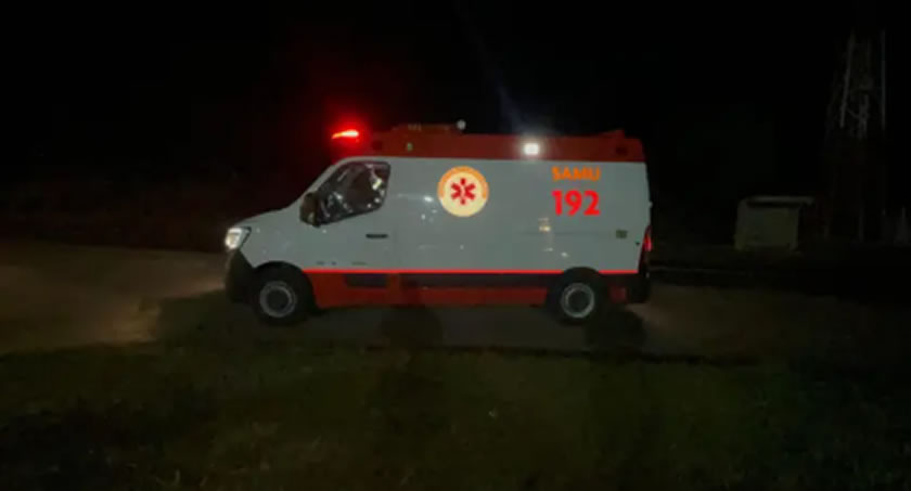 Homem sofre suspeita de fratura após colisão entre caminhonete e moto na PR-483