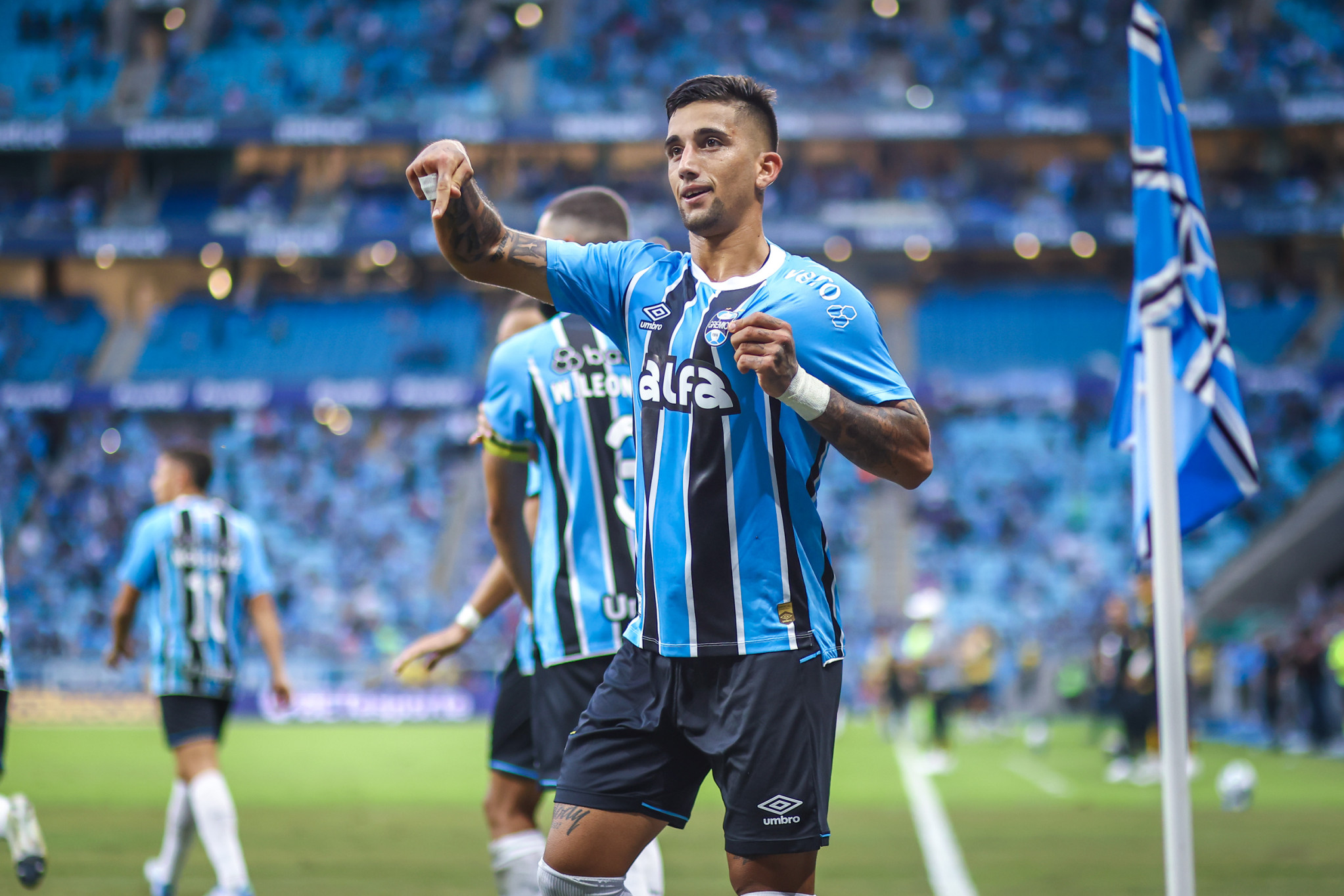 Grêmio faz gol na reta final e vence o Santos em duelo dos desesperados