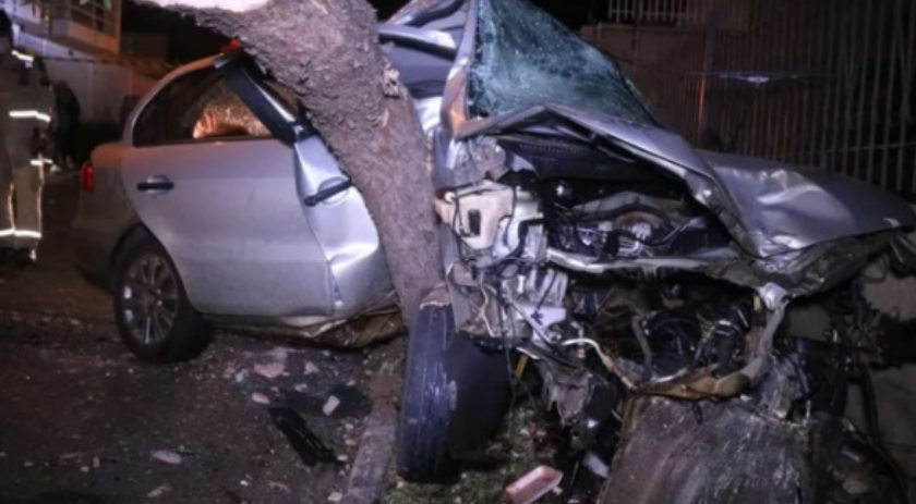 Mulher morre após carro sair da pista e atingir árvores e muro