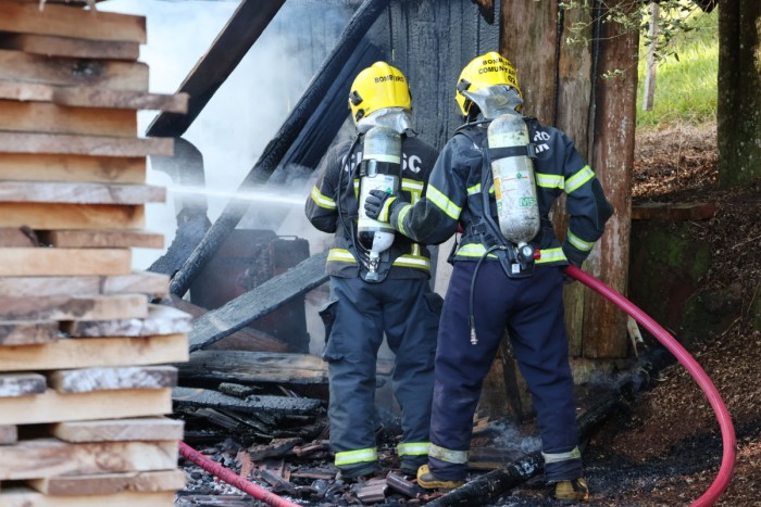 Incêndio destrói galpão no interior de Descanso