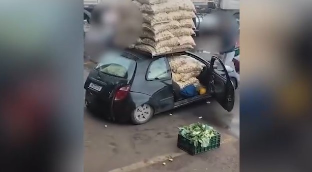 Motorista tenta transportar mais de 1 tonelada de batatas em veículo Ka