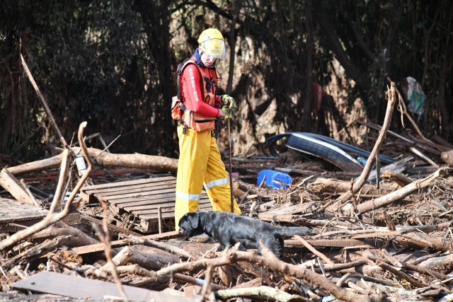 Em Cruzeiro do Sul, equipes do CBMSC realizam buscas em áreas deslizadas