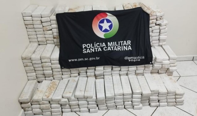 Dois homens são presos com mais de 450 kg de maconha