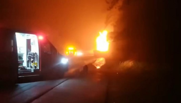 Motorista morre carbonizado após caminhão tombar e pegar fogo na BR-282