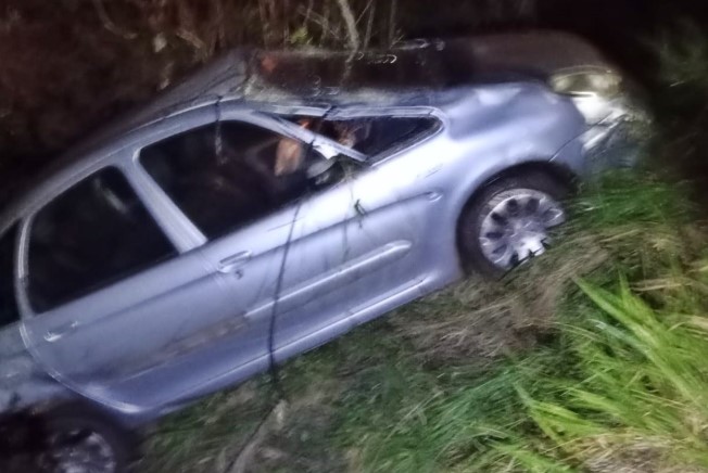 Homem fica ferido após carro sair da pista e capotar na PR-481
