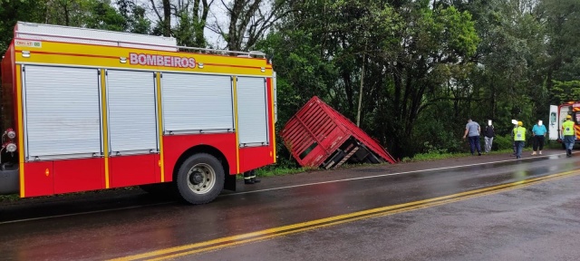 Saída de pista é registrada em Saudades e deixa motorista ferido