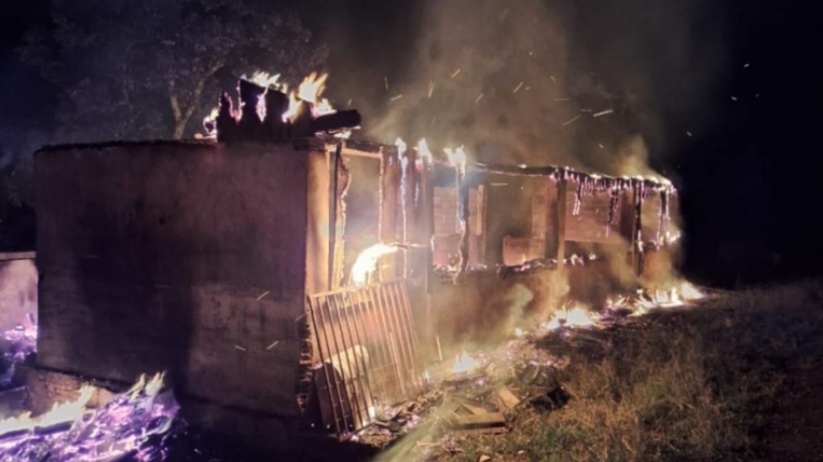 Cadáver carbonizado é encontrado num incêndio residencial