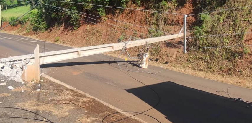 Condutor sofre mal súbito e colide em poste de energia no centro