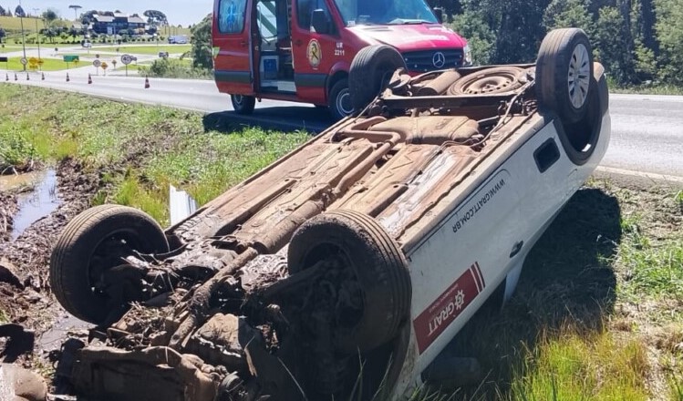 Capotamento mobiliza bombeiros na BR-282