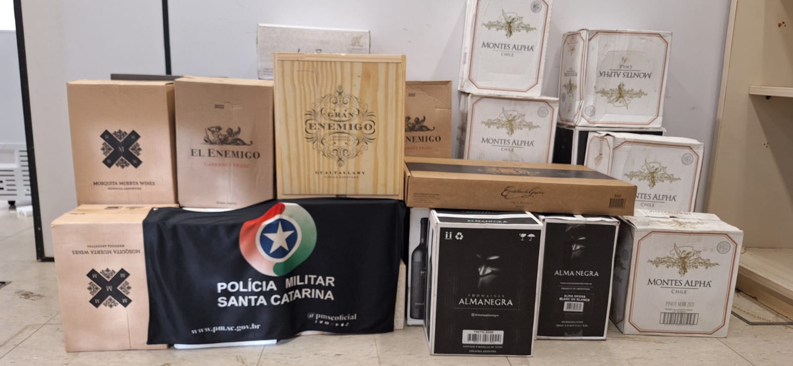 Polícia Militar apreende 210 garrafas de vinho no distrito de Idamar