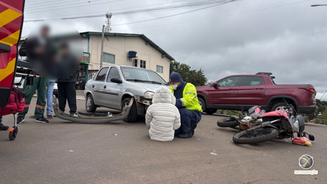 Mulher fica ferida em colisão entre carro e moto no centro