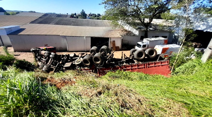 Carreta tomba e cai em pátio de empresa na Serra do BNH
