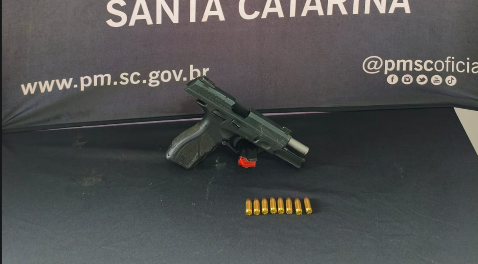 Mulher é presa por porte ilegal de arma de fogo durante abordagem