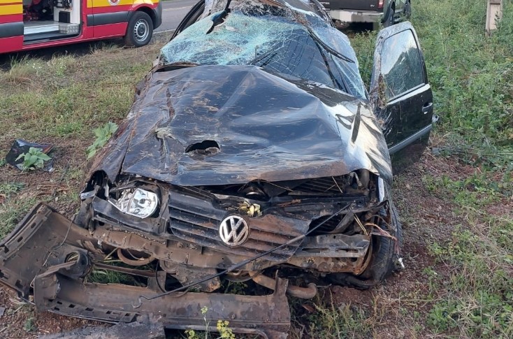 Automóvel fica destruído em capotamento na SC-355 no Meio-Oeste