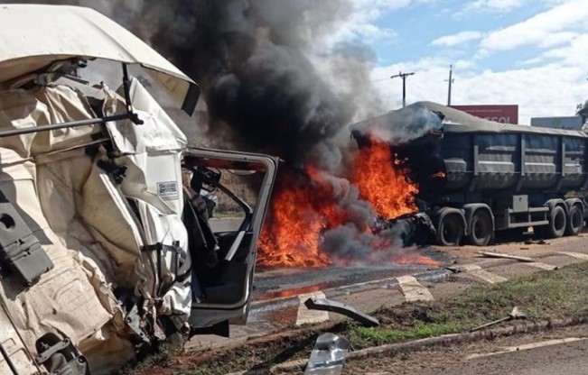 Caminhão pega fogo após forte colisão na PR-487