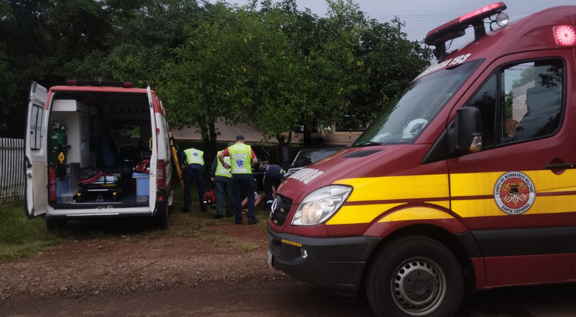 Motociclista perde controle da direção e colide em dois carros parados