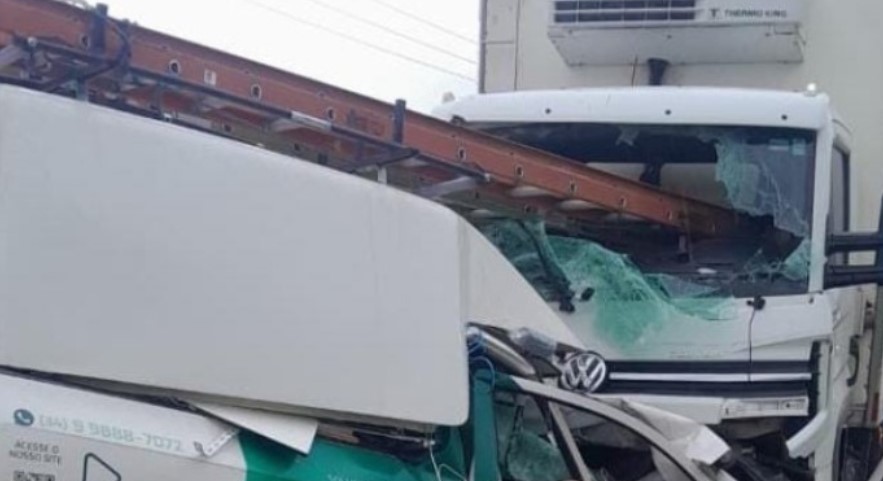 Motorista de caminhão morre em acidente após ser atingido por escada de automóvel